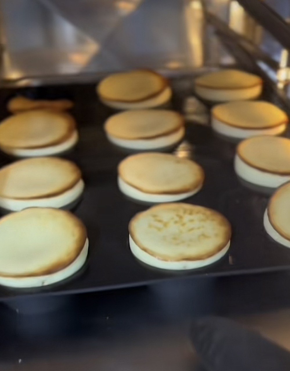 Сподобаються усім: як приготувати міні-чизкейки всього з трьох інгредієнтів (відео)