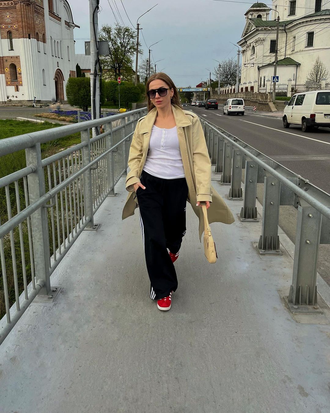 Не виходить з модного світу: стиліст показала, як носити популярну річ цієї весни