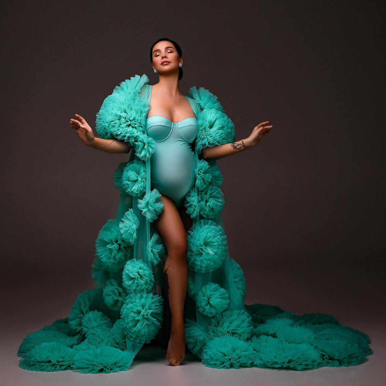 Дружина Євгена Кота засвітила вагітний животик на останніх сроках у яскравій фотосесії