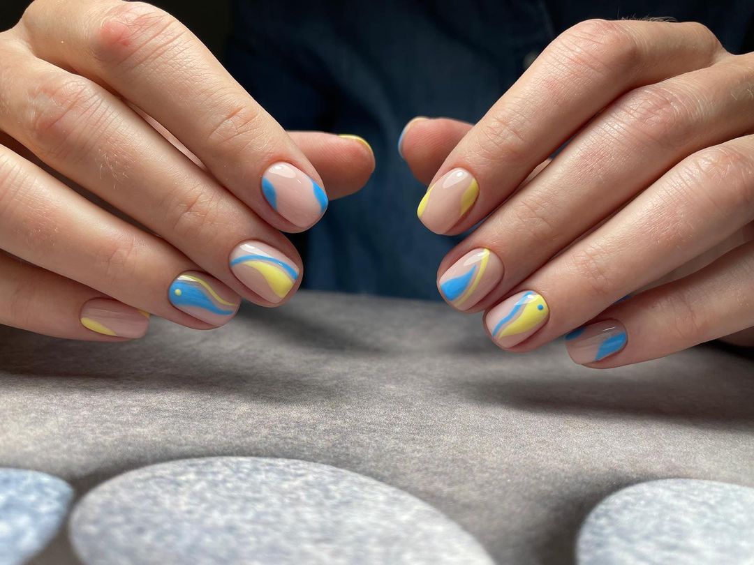 Идеи патриотического маникюра в желто-голубых цветах для празднования Дня Независимости Украины: фото