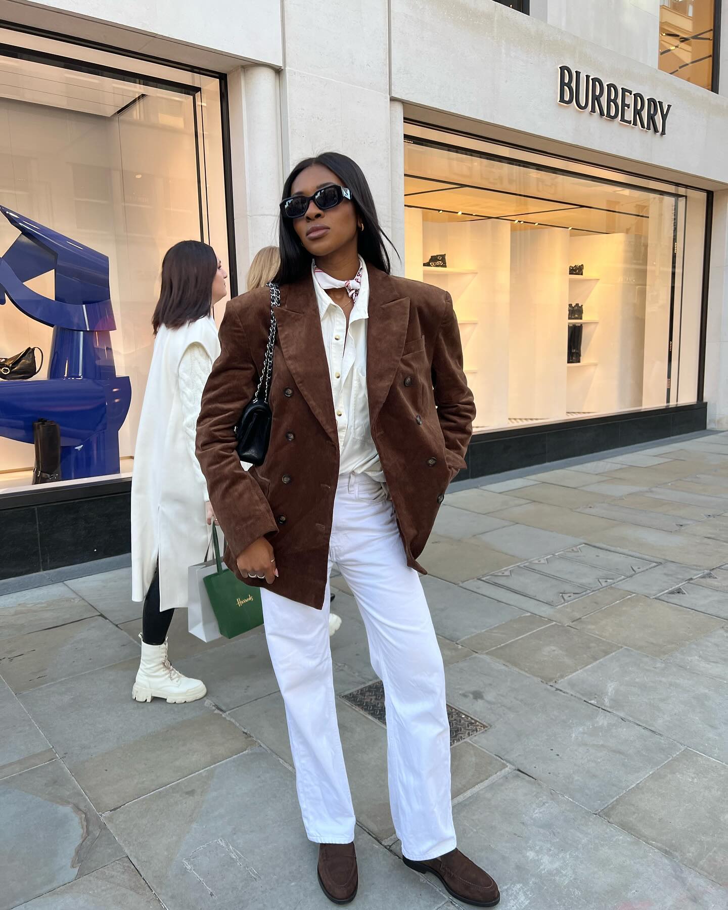 Замша - тренд 2024 року: ідеї стильних образів на осінній сезон