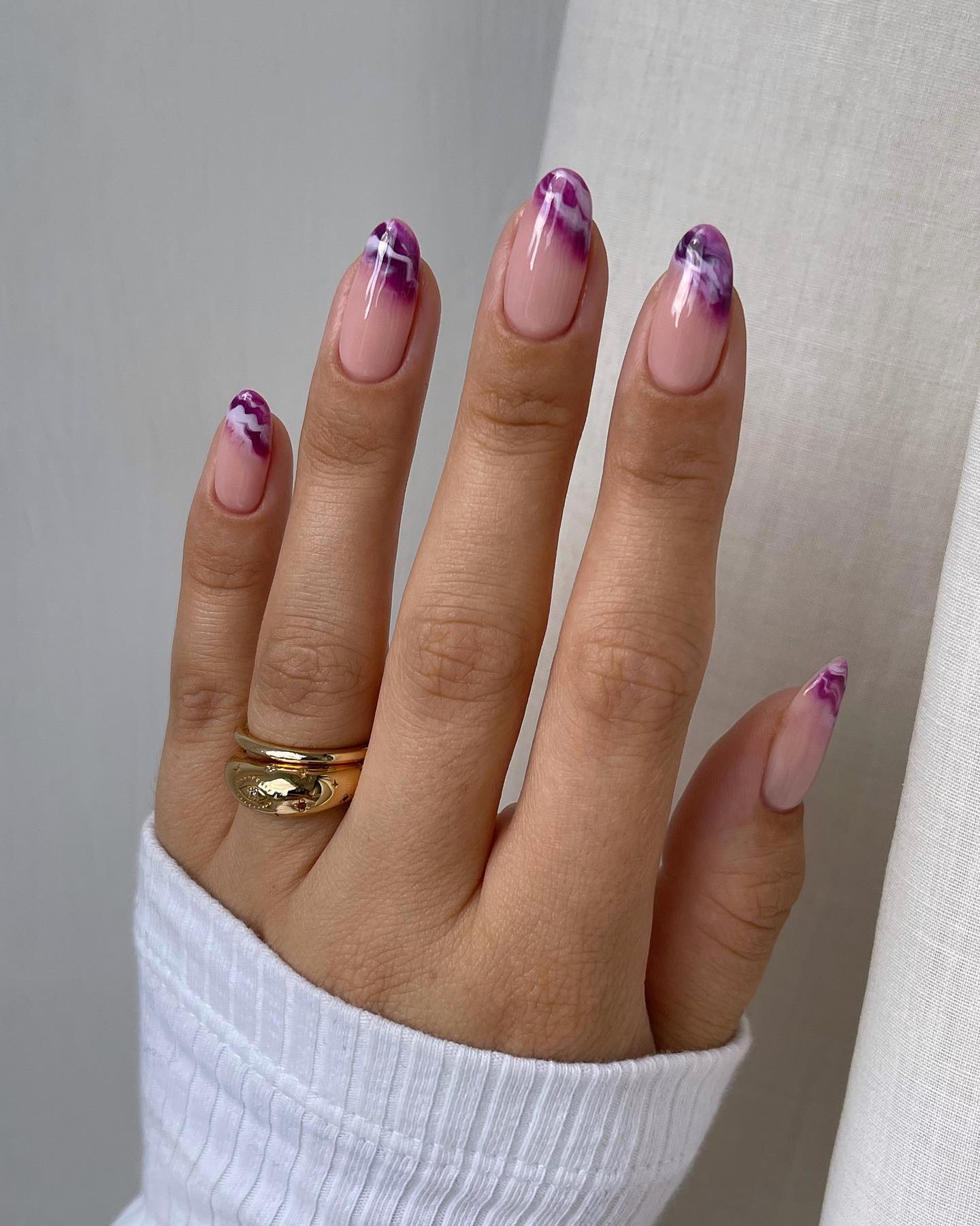 8 ідей фіолетового французького манікюру: від блискучих кінчиків до лавандових акцентів