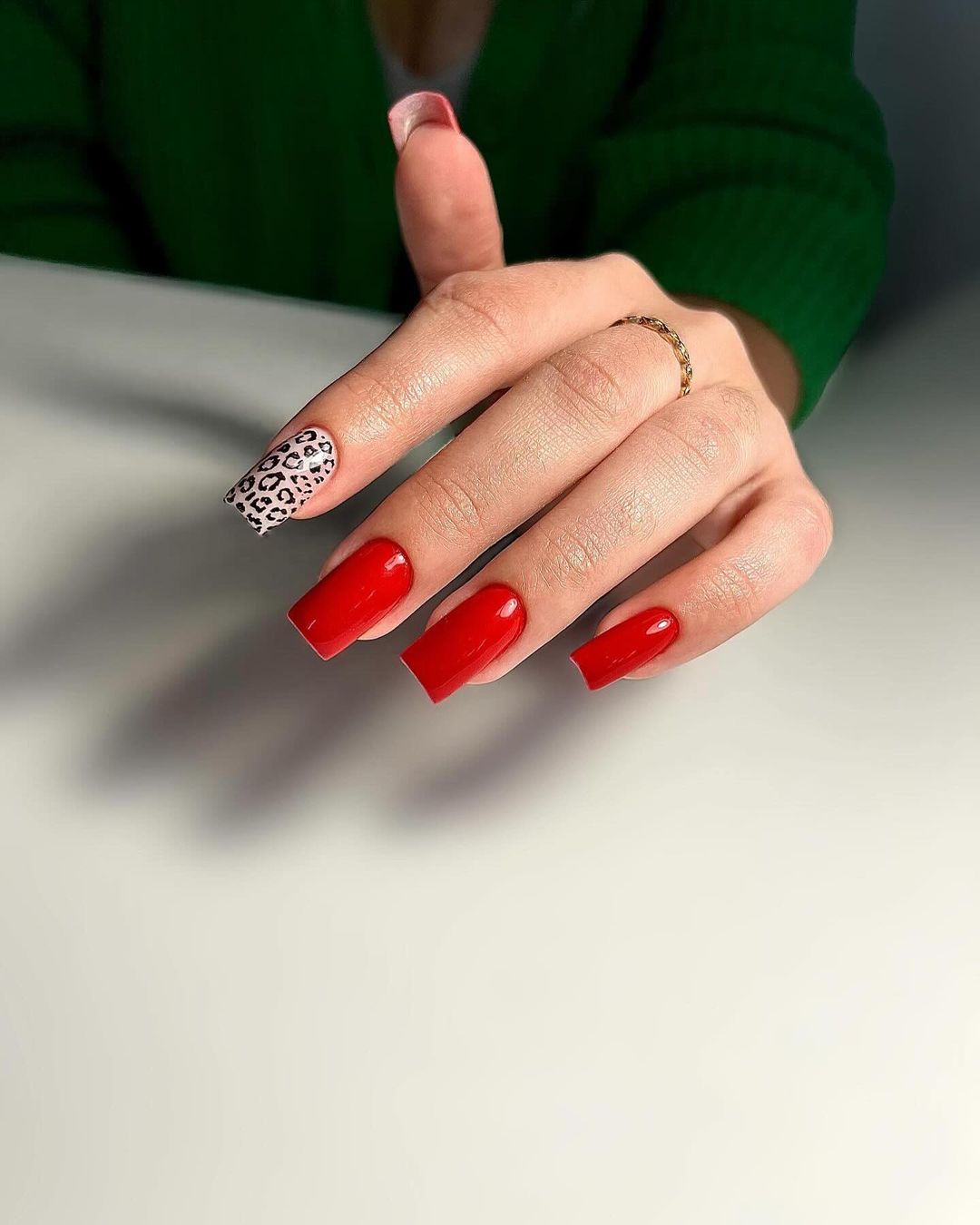 Червоний манікюр - вічна класика, яка завжди у тренді: ідеї дизайнів на осінь 2024