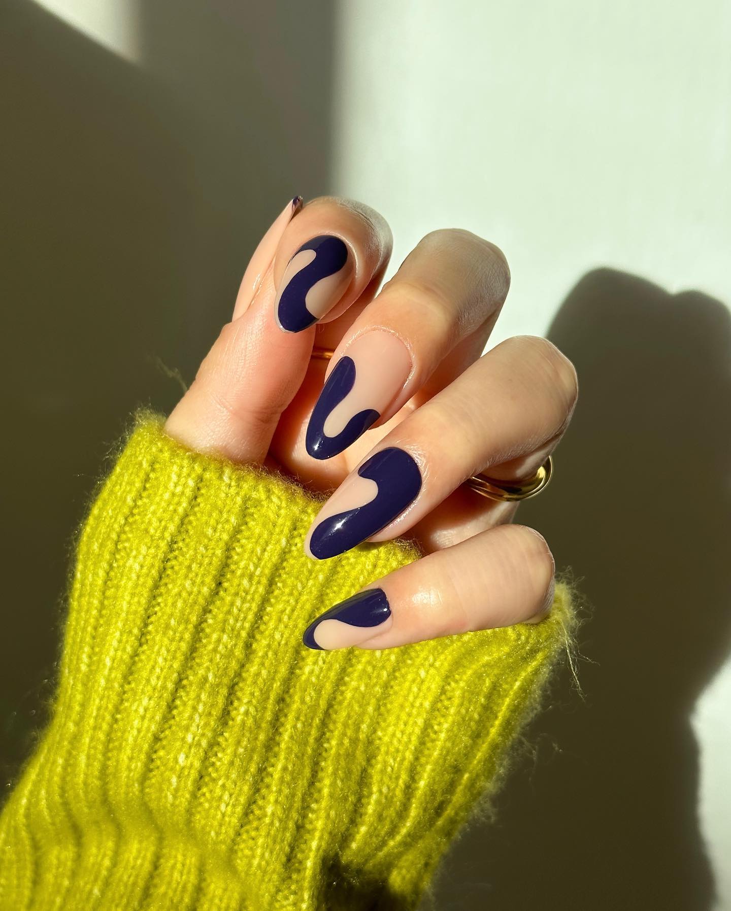 Новинки манікюру на осінь: 7 ідей трендового темно-синього "френча"