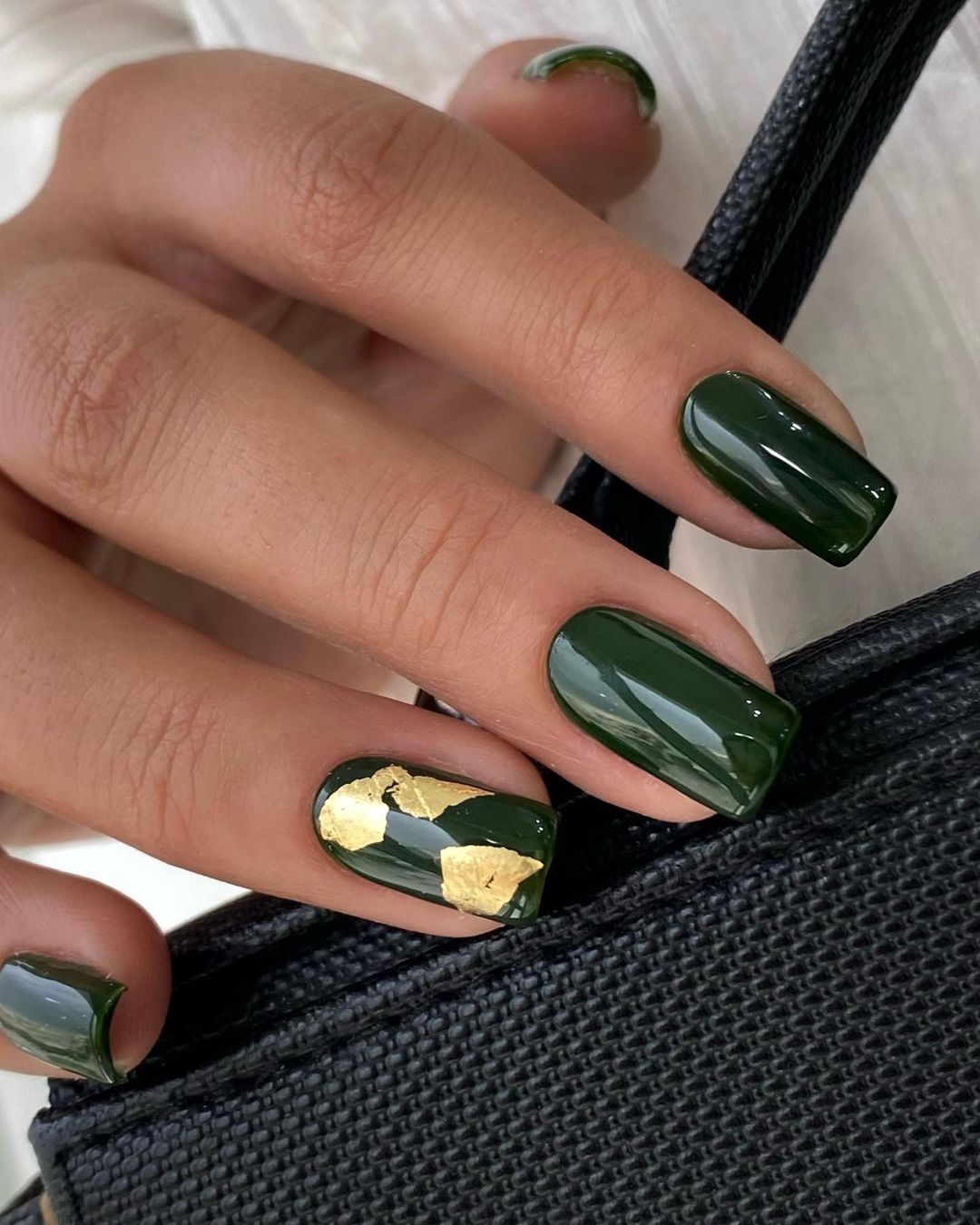 Який колір манікюру вибрати на Новий рік 2025: щасливий та модний відтінок на свято