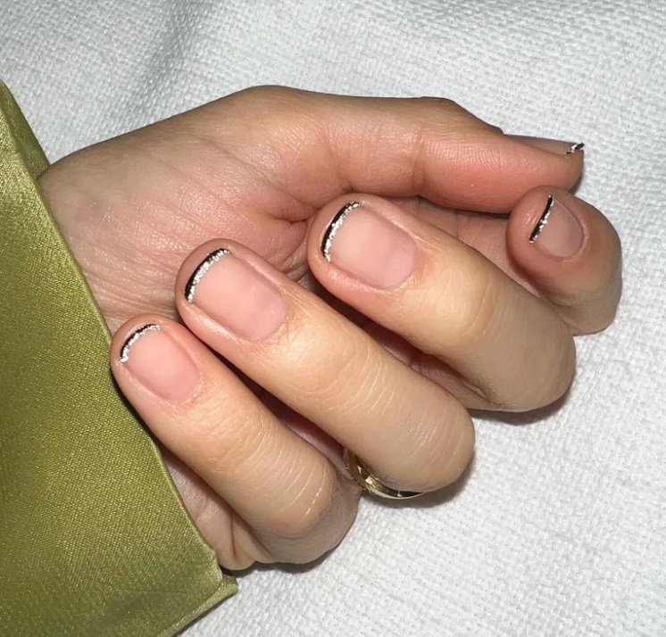 Ніжний "френч" зі святковими елементами: ідеї манікюру до Нового року 2025