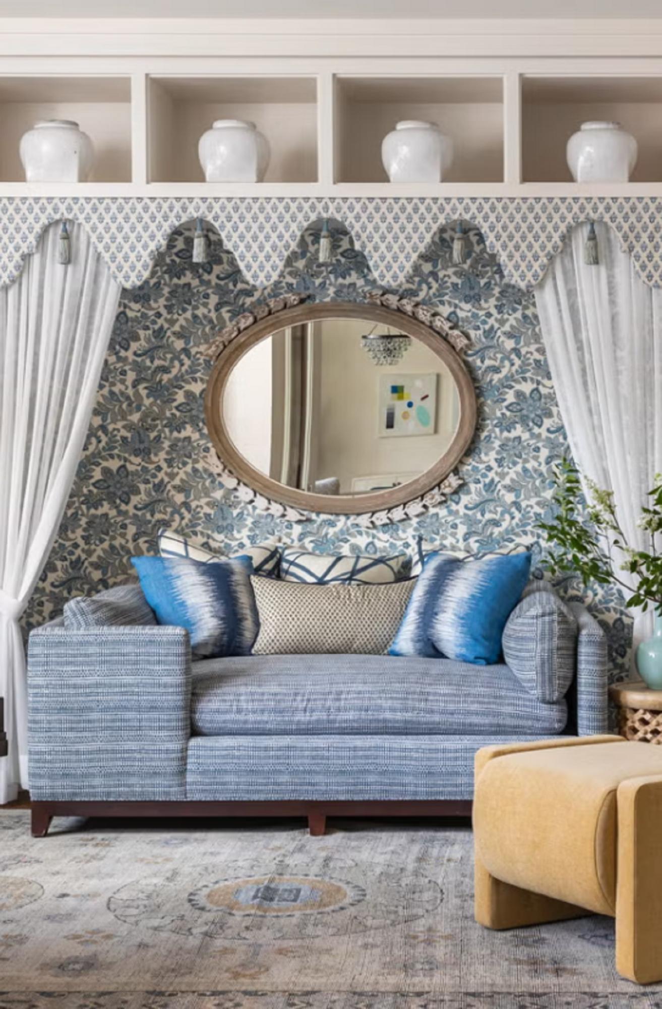 Головні тенденції дизайну вітальні у 2025 році: яскравий максималізм і вигнуті дивани