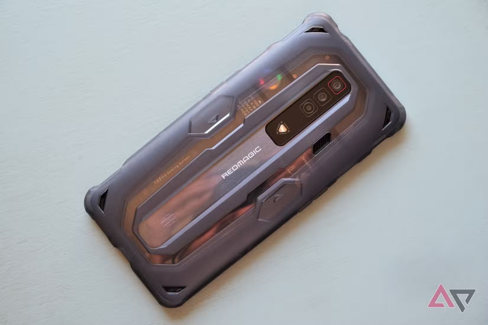 Менше захисту, більше проблем. Чому чохли на смартфонах можуть нашкодити вашому пристрою