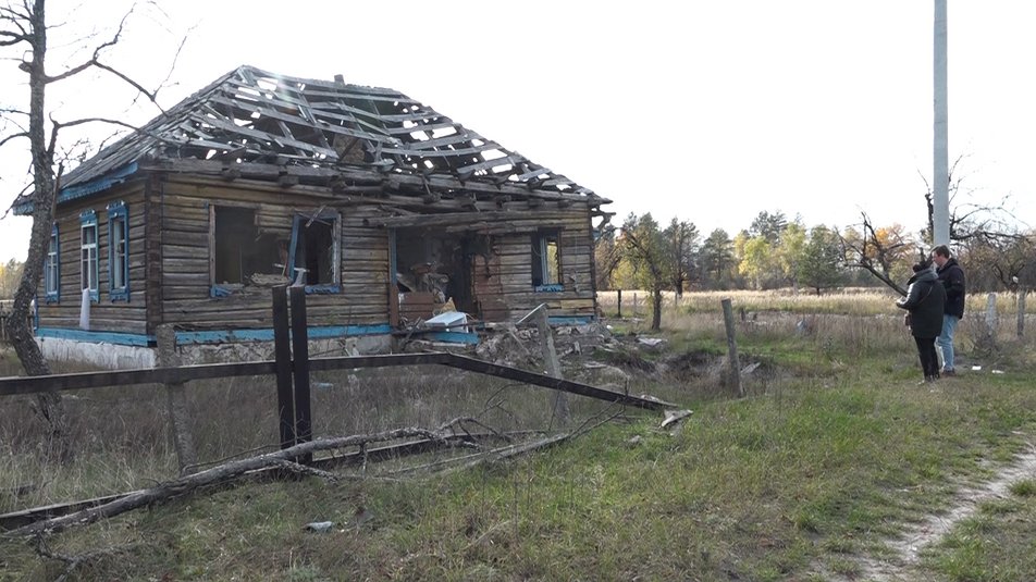 На подвір'ї лежать осколки боєприпасів: у селі біля кордону з Білоруссю лишилося четверо жителів