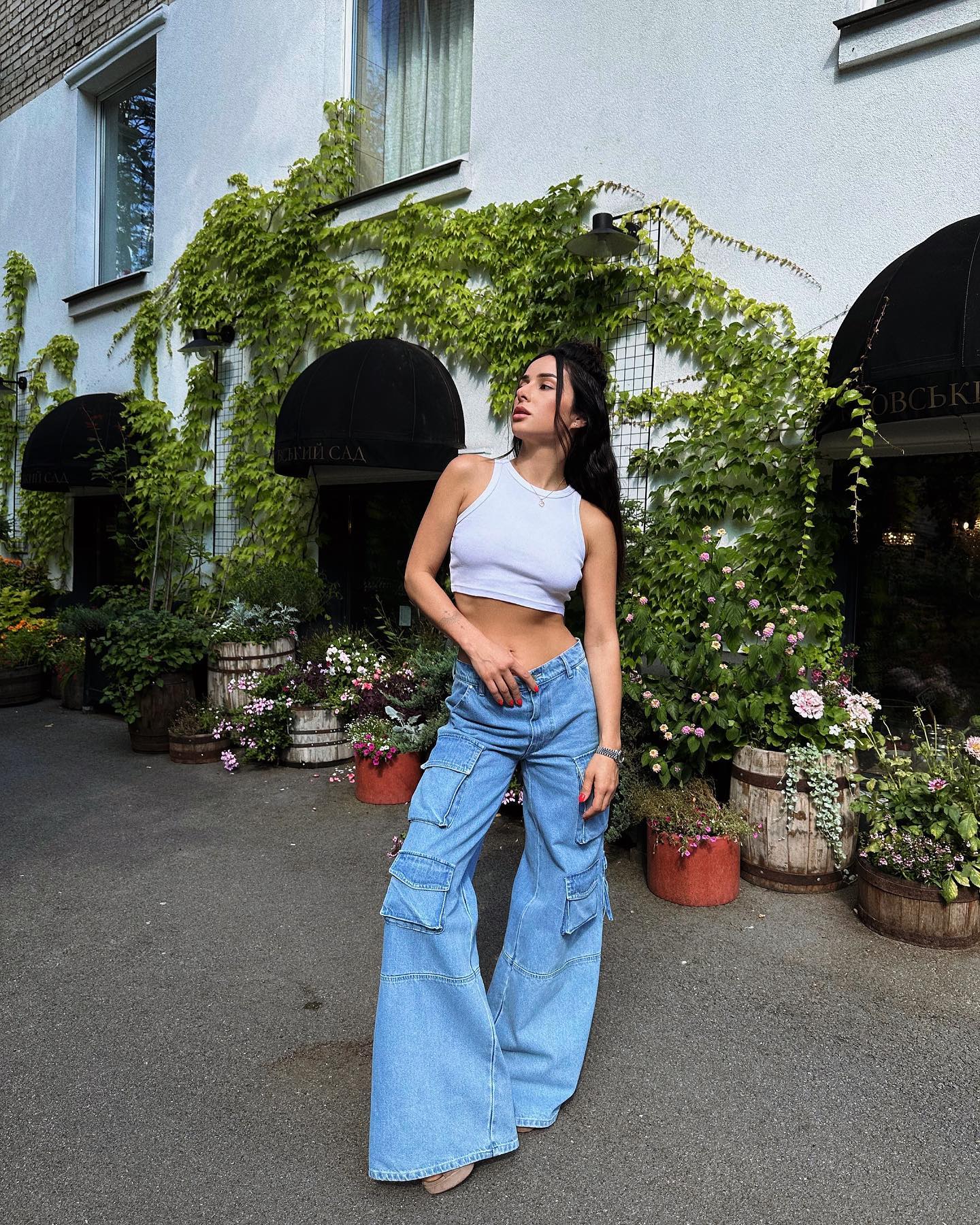 Як називаються штани з кишенями по боках, які стали трендом: приклад від Наді Дорофєєвої