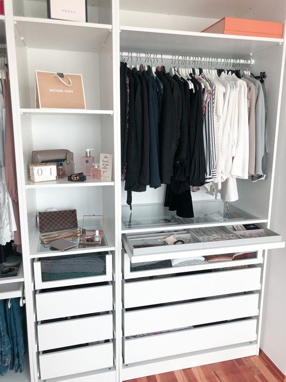 Полный порядок: как обустроить гардеробную систему в маленькой квартире