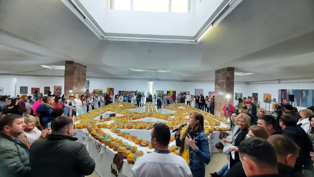 У Львові створили найбільший тризуб із пасок: дивіться, як встановили новий рекорд України