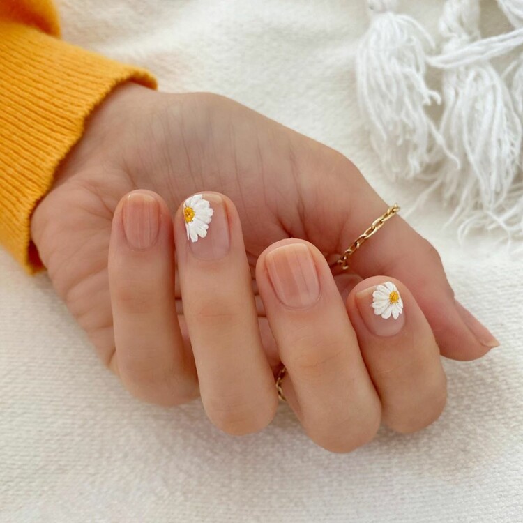 Никто и не заметит: дизайн маникюра, где не видно, что он отрос