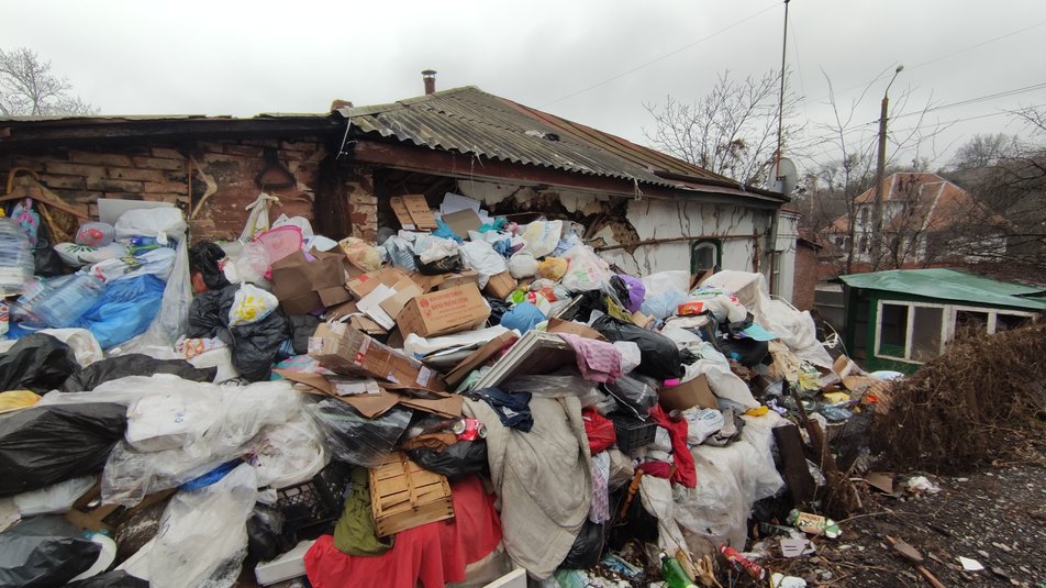 У Полтаві жінка 20 років тягне додому сміття з усього міста: видно лише дах (фото)