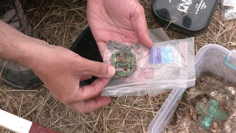 Під Рівним археологи знайшли рідкісні поховання із монетами і медальйоном ХVІII століття (фото)