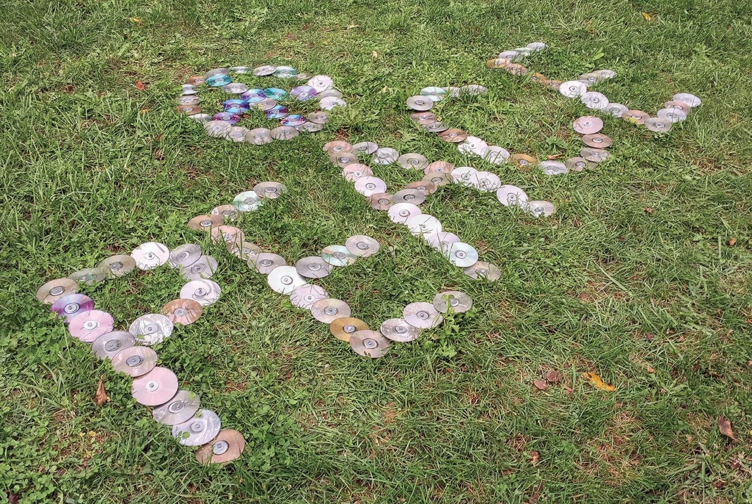 Не викидайте старі CD-диски! Ось 8 класних речей, які з них можна зробити