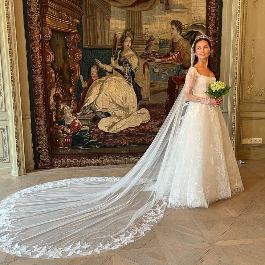 Наречена баварського принца вийшла заміж у фаті від українського бренду: зворушливі весільні фото