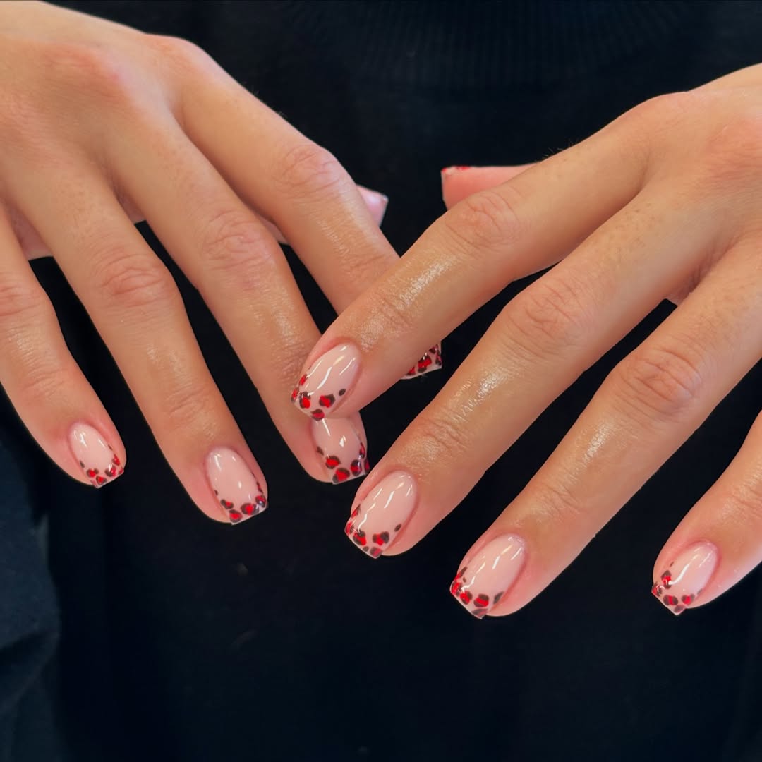 Трендовий манікюр на весну-2025: 7 ідей стильного френча з яскравими кінчиками