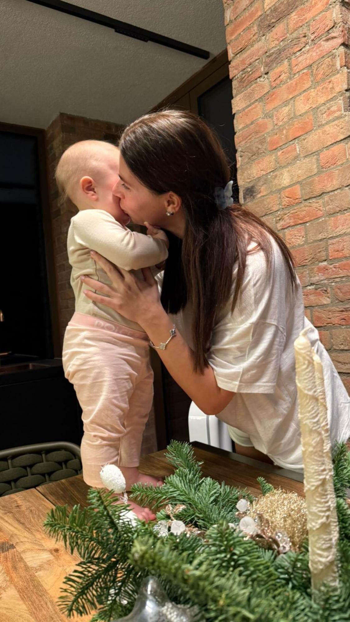 Жена Усика очаровала фото с самой младшей дочкой Марией