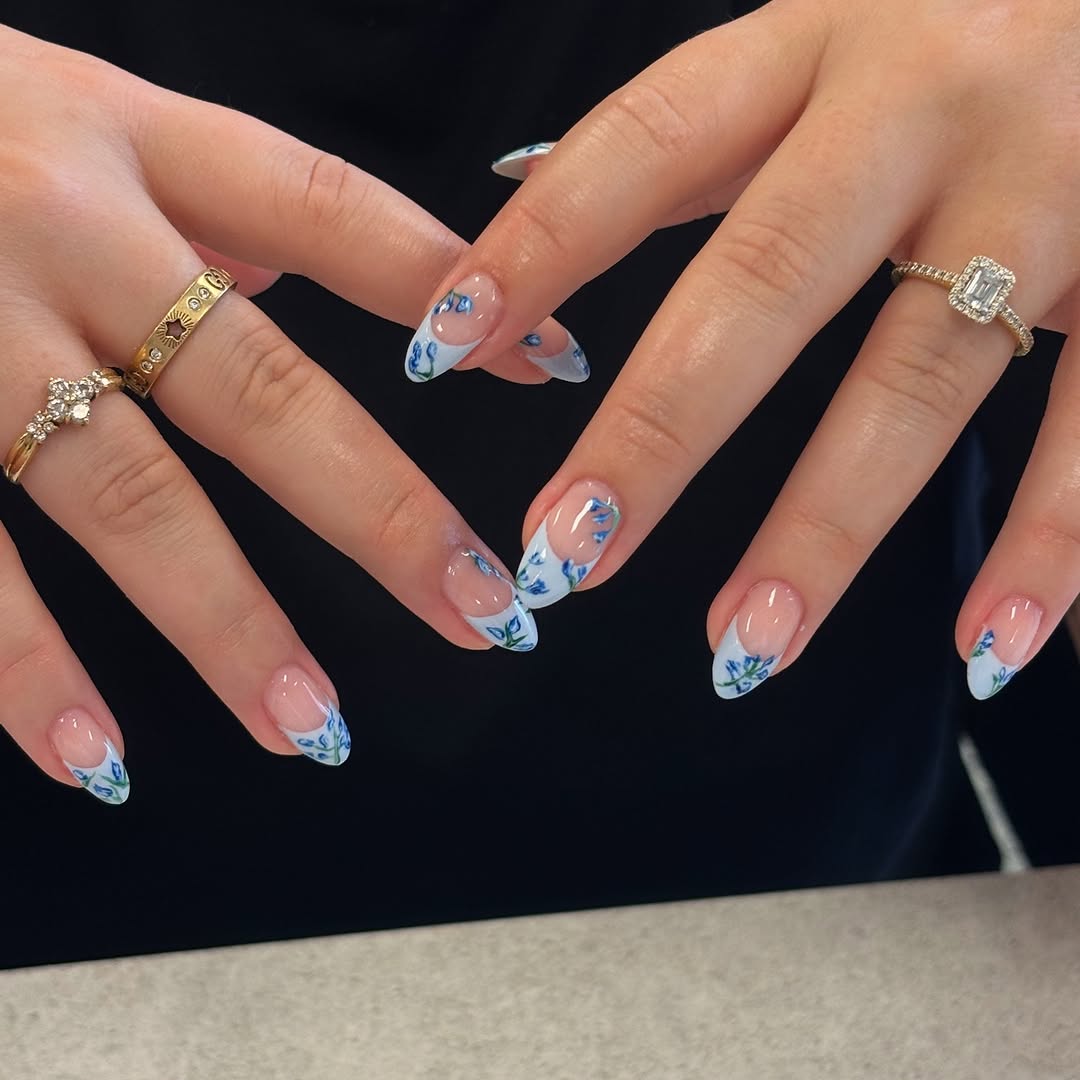 Трендовий манікюр на весну-2025: 7 ідей стильного френча з яскравими кінчиками