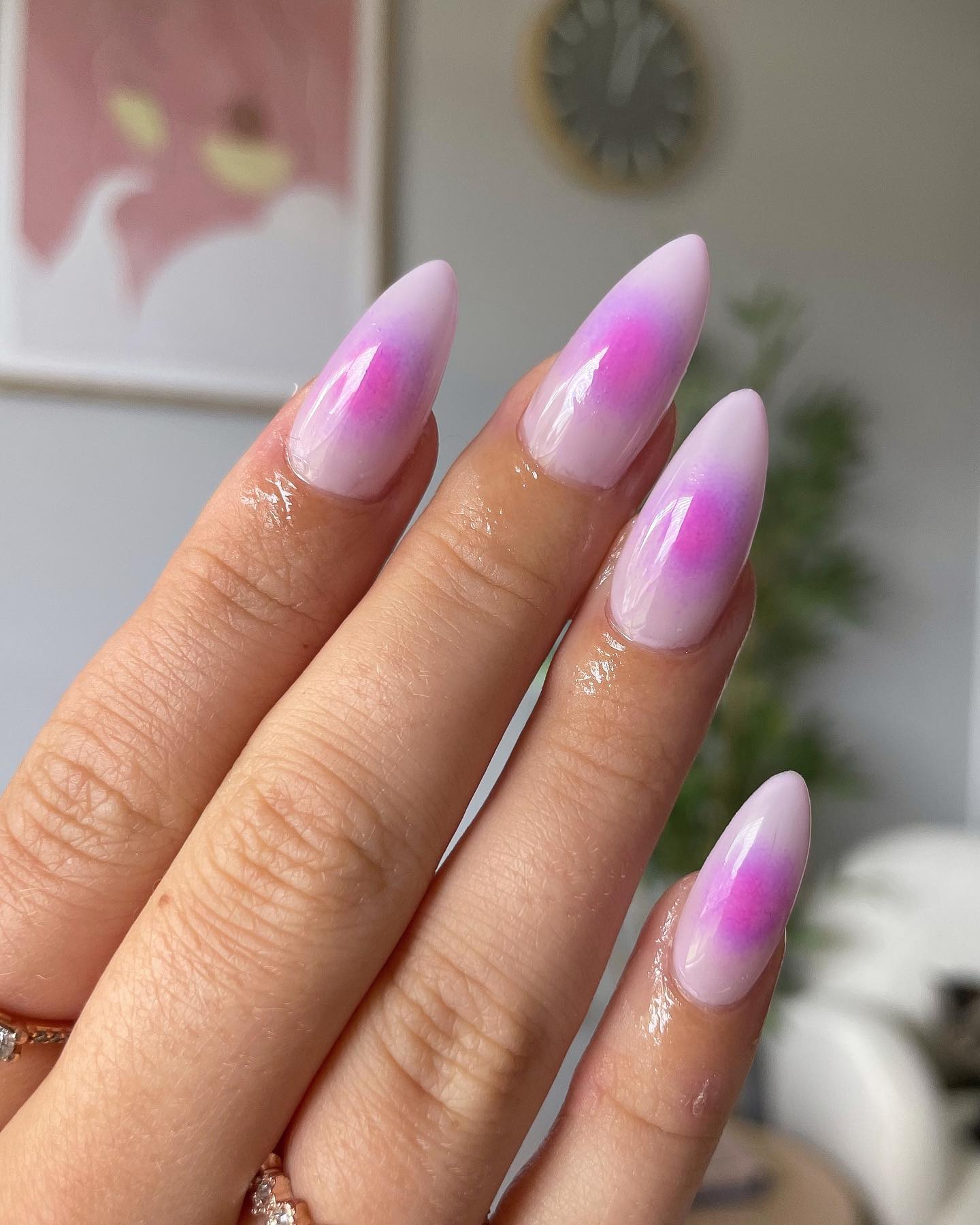 Який вигляд має трендовий манікюр з аурою: ідеї стильних дизайнів