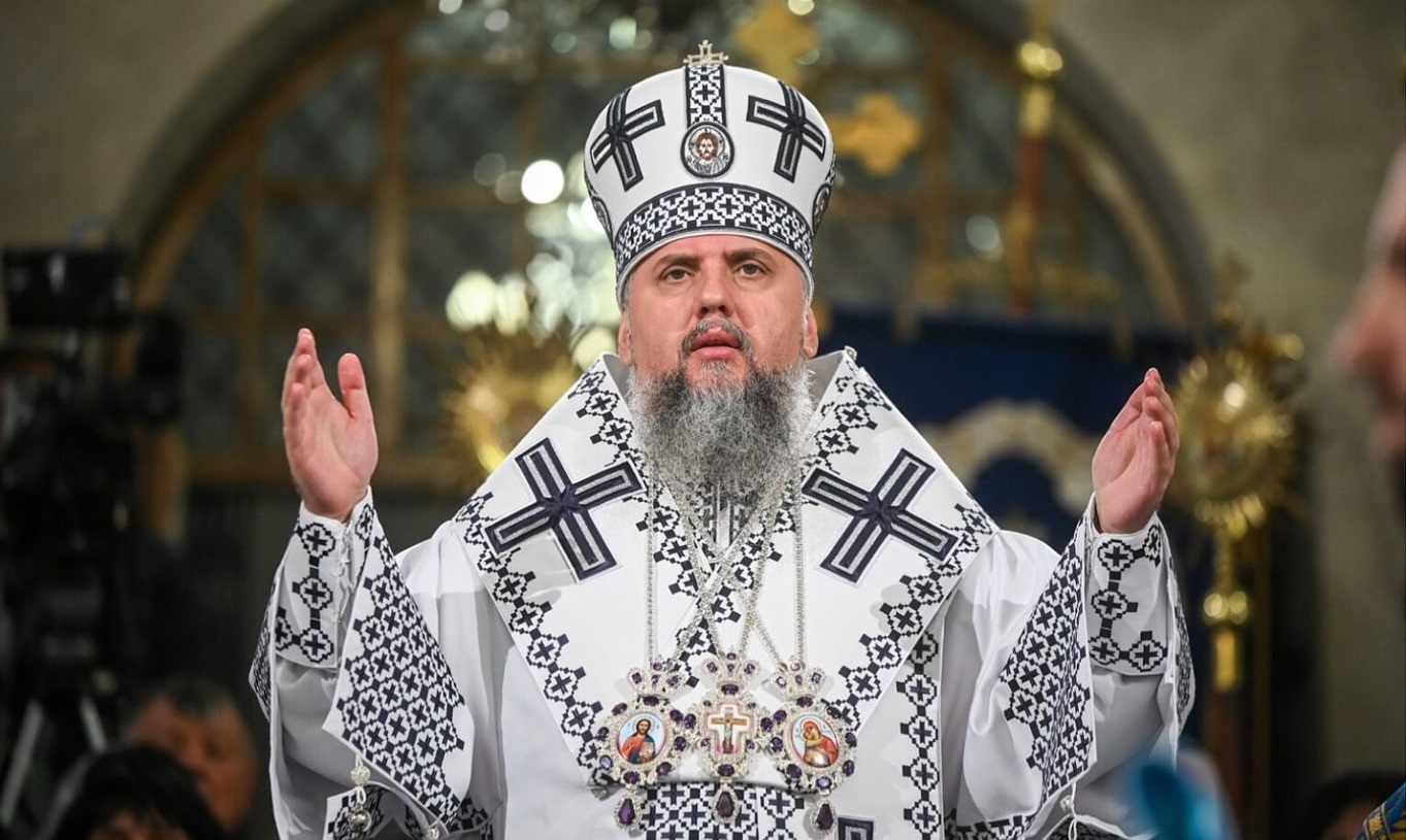 Епіфаній провів службу в сорочці з орнаментом із вишиванки Степана Бандери (фото)