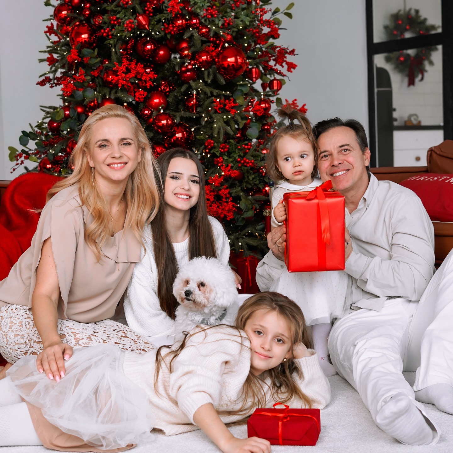 Кожному дому тепла, світла й миру: зірки привітали українців з Новим роком-2026