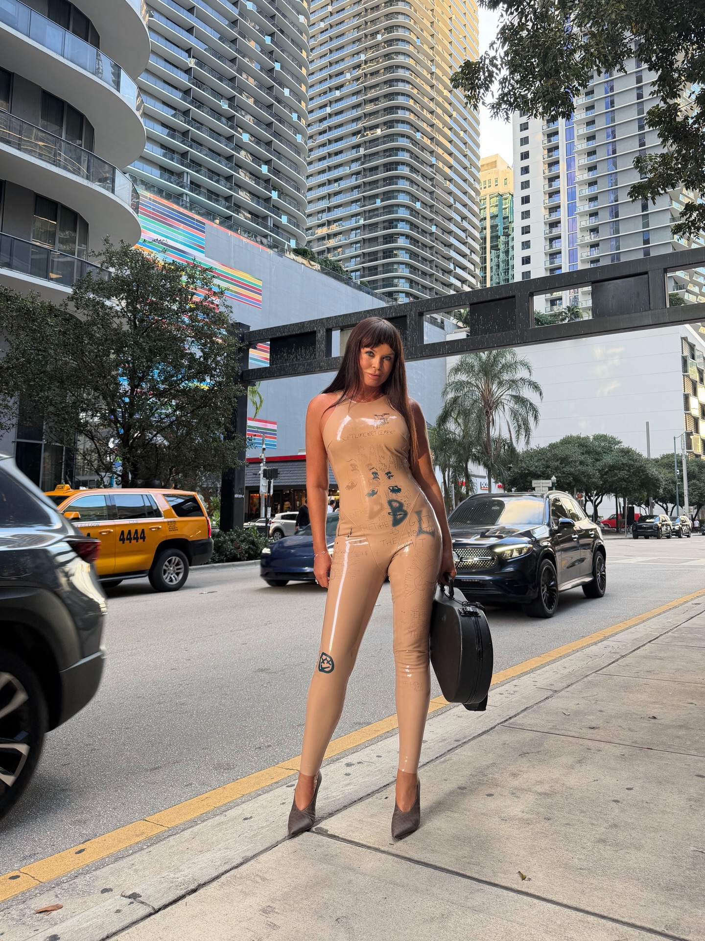 Як стилізувати латексний комбінезон із підборами: приклад Ассії Ахат