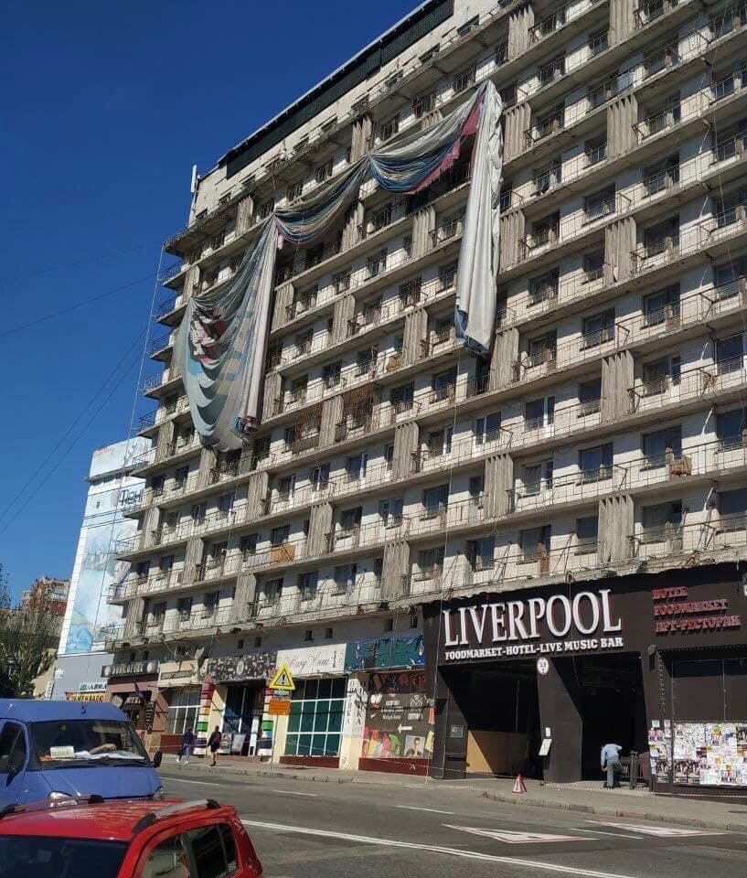 В центре Донецка заменили потрепанный гигантский пророссийский баннер: готовятся праздновать