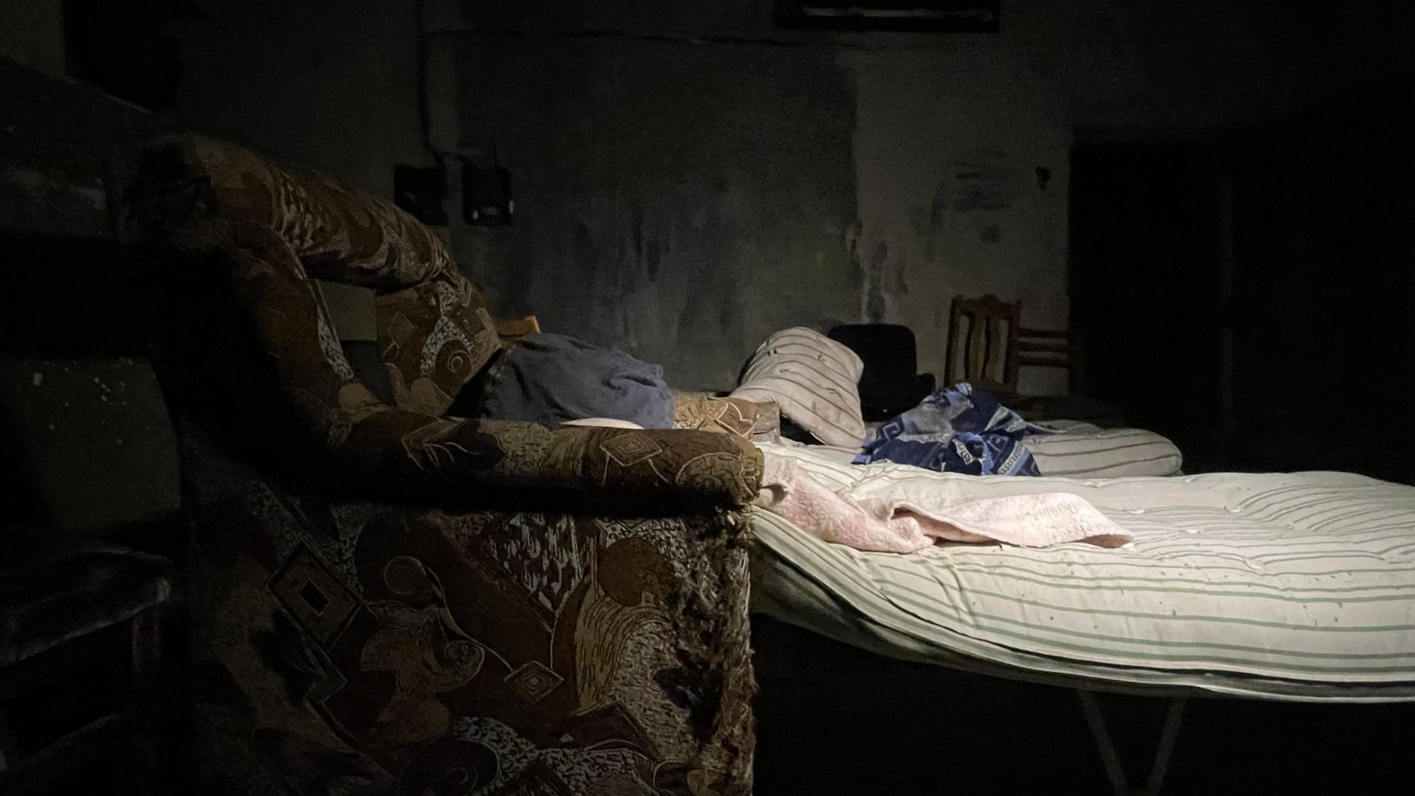 Електричні кабелі та протигази: з'явилися нові фото з катівні окупантів в Ізюмі