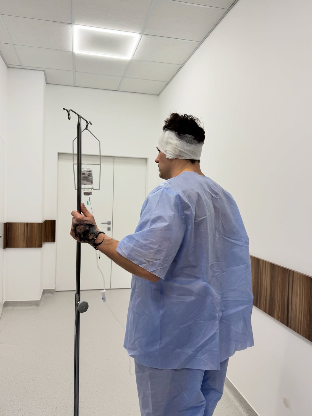 Женя Кот переніс операцію і налякав фанів фото з перев’язаною головою