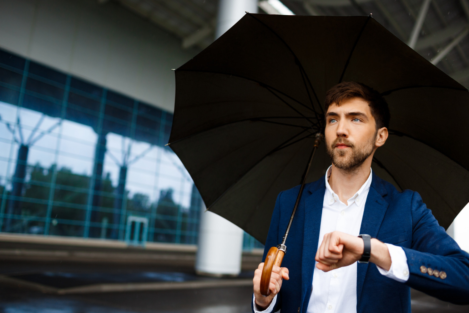 Як обрати парасольку, яка витримає зливу і не покриється іржею