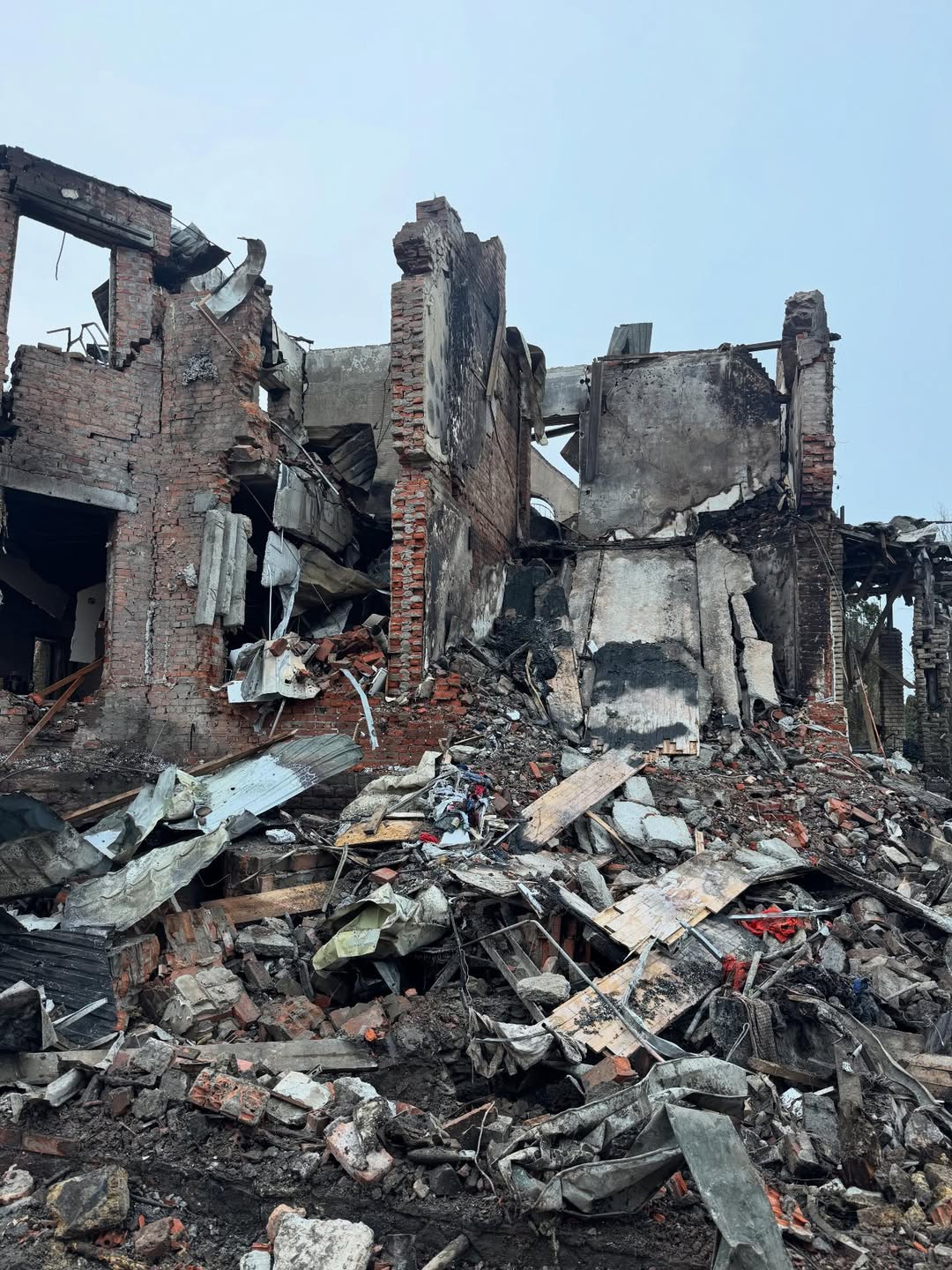 Російська ракета перетворила будинок українського співака на руїни: його родина опинилася в лікарні