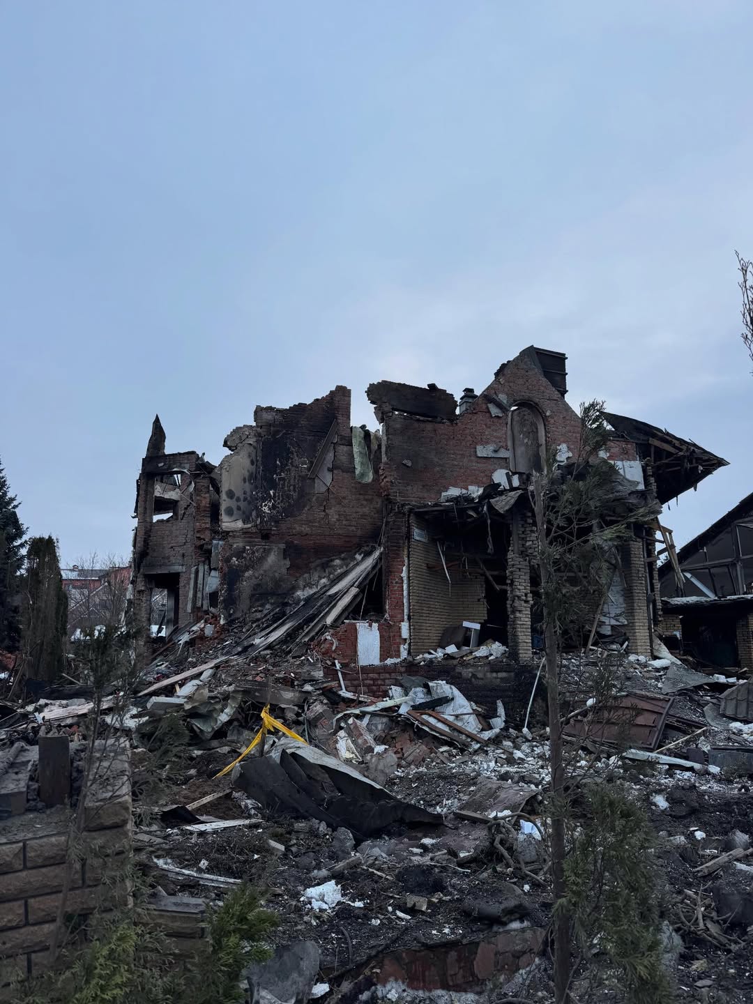 Російська ракета перетворила будинок українського співака на руїни: його родина опинилася в лікарні