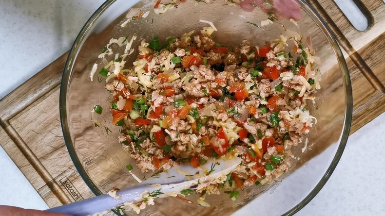 Без тіста та всього за 20 хвилин: як приготувати смачний пиріг з м'ясом