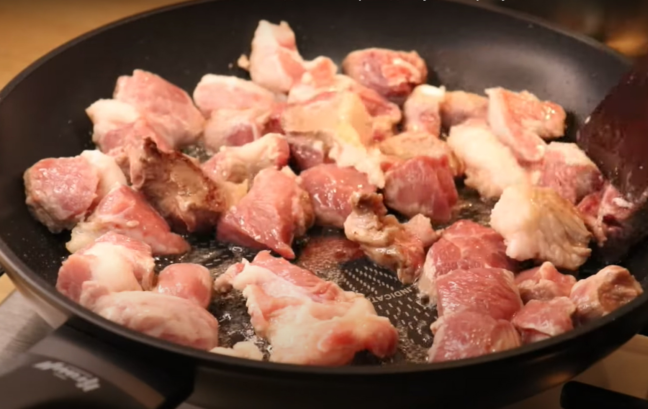 Сытный ужин из простых продуктов: рецепт жаркого с мясом и картофелем