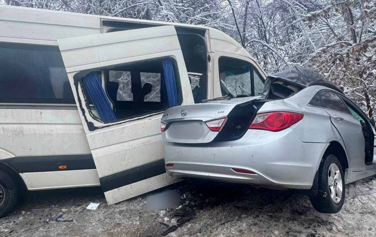 На Київщині сталась масштабна ДТП за участі "маршрутки": є жертви та травмовані (фото)