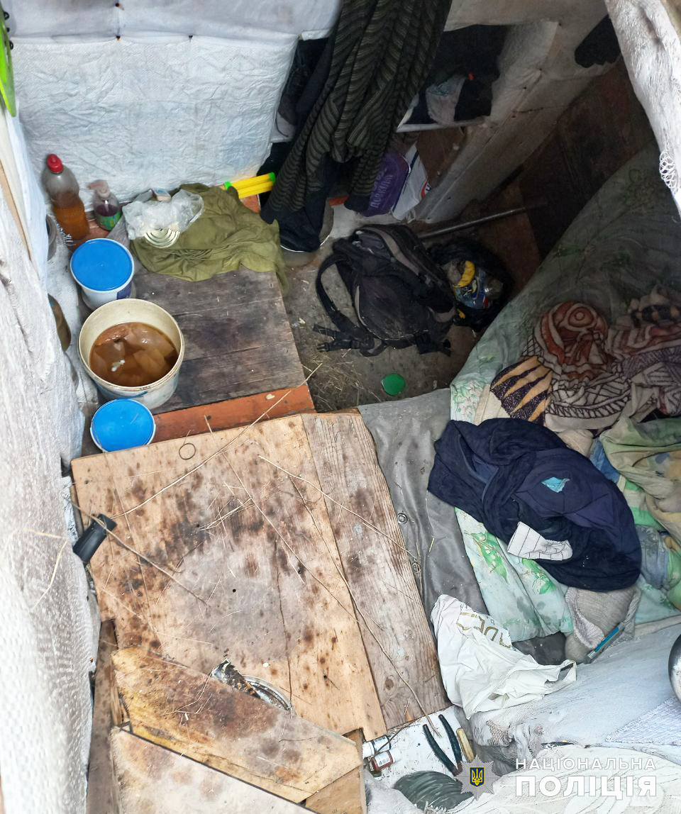 Закрив рот та вів без взуття. На Миколаївщині чоловік викрав дівчинку та тримав у землянці