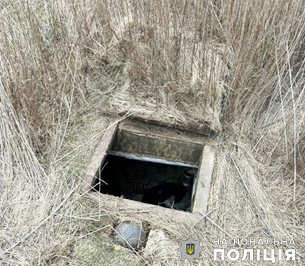 Закрив рот та вів без взуття. На Миколаївщині чоловік викрав дівчинку та тримав у землянці