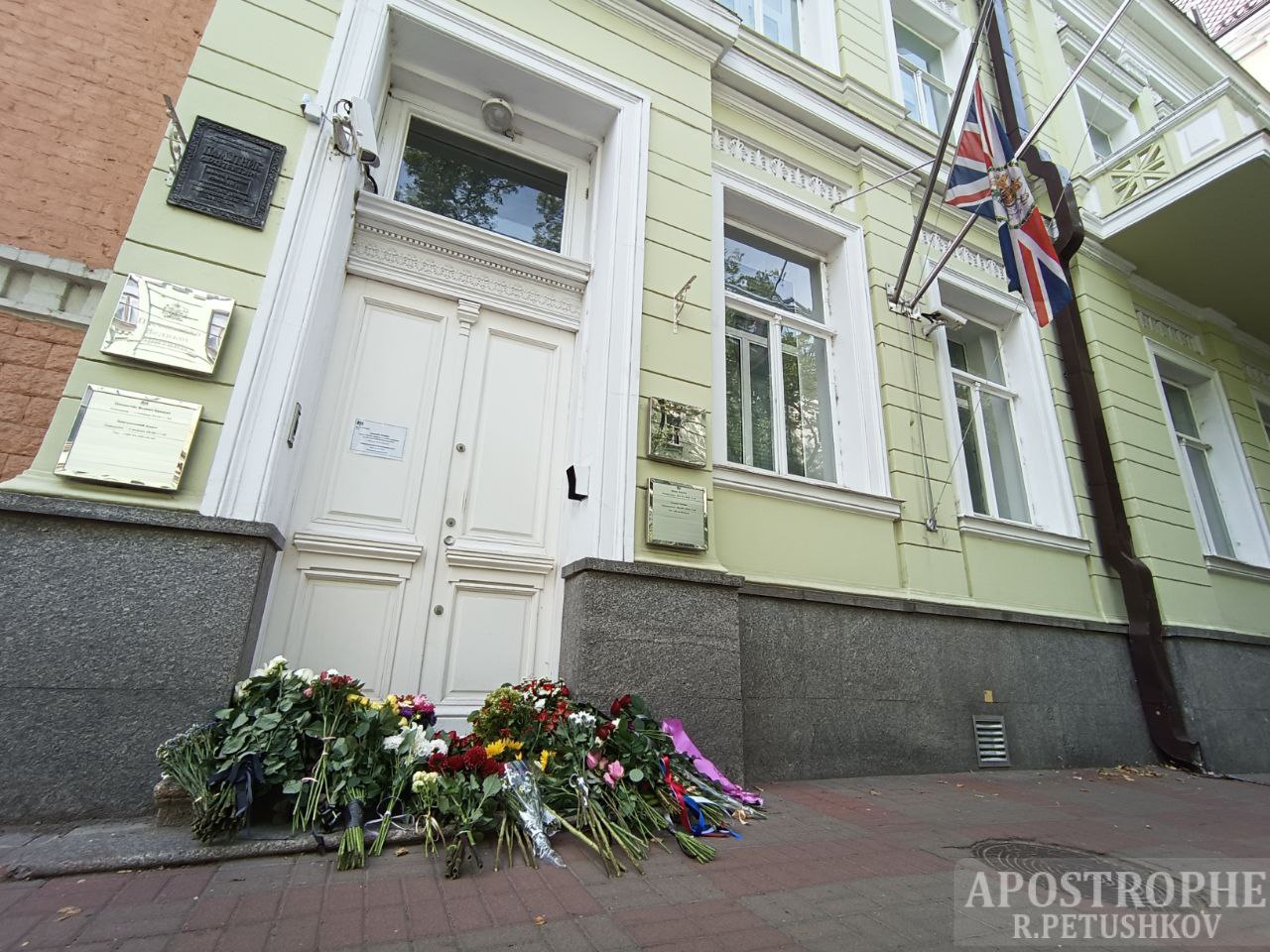 Украинцы несут цветы к посольству Британии в Киеве, чтя память Елизаветы II