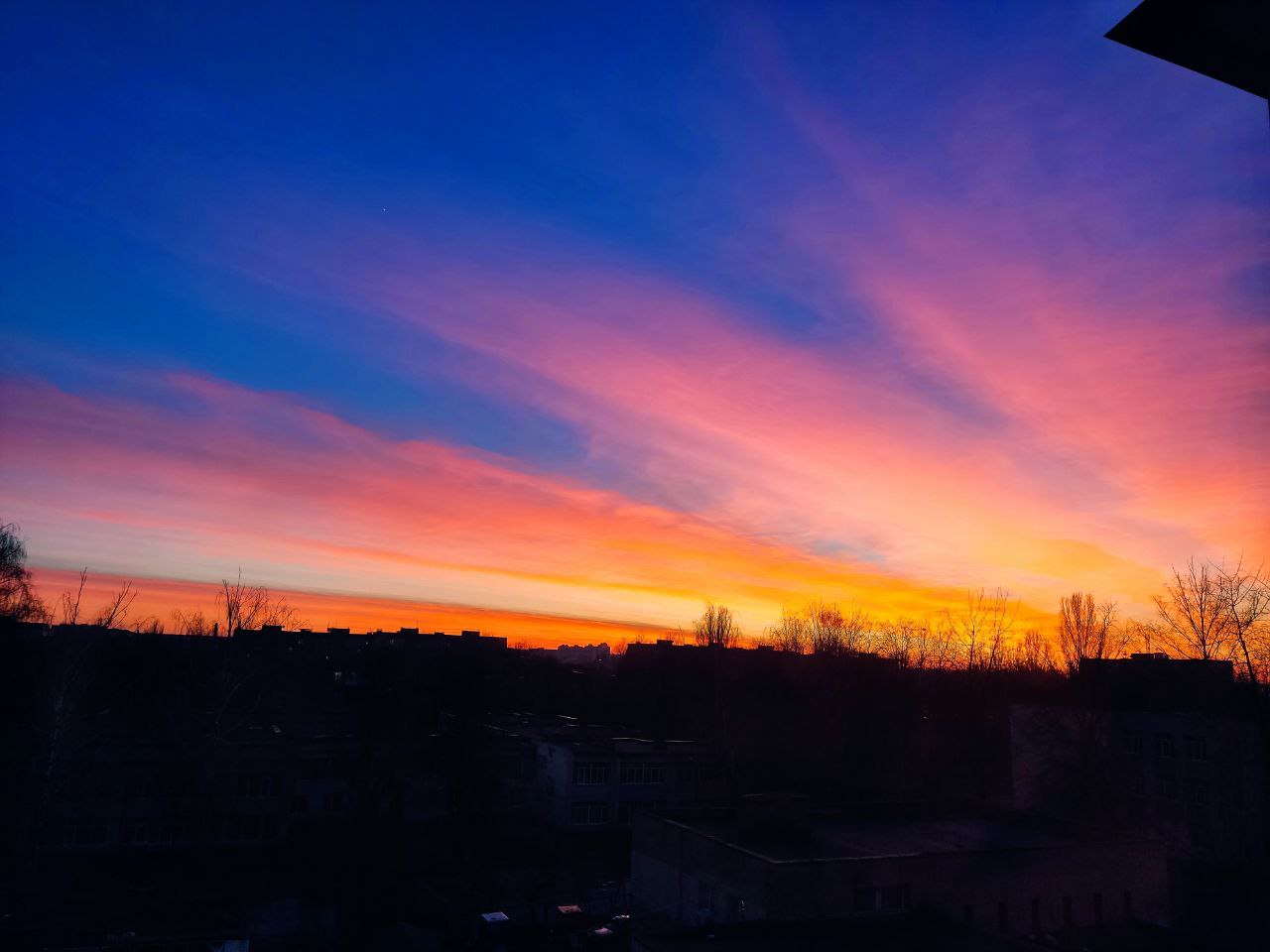 У новорічну ніч над Україною побачили незвичне явище: дивовижні фото