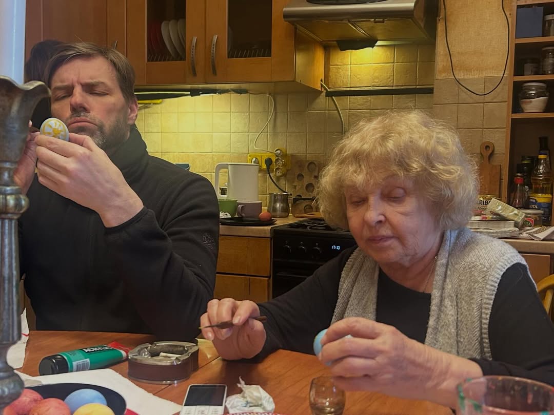 С внуком и зятем-военными: Ада Роговцева показала, как с семьей готовилась к Пасхе