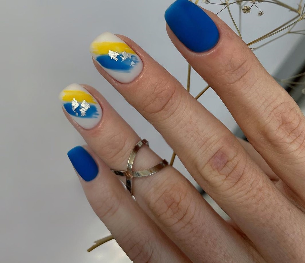 Идеи патриотического маникюра в желто-голубых цветах для празднования Дня Независимости Украины: фото