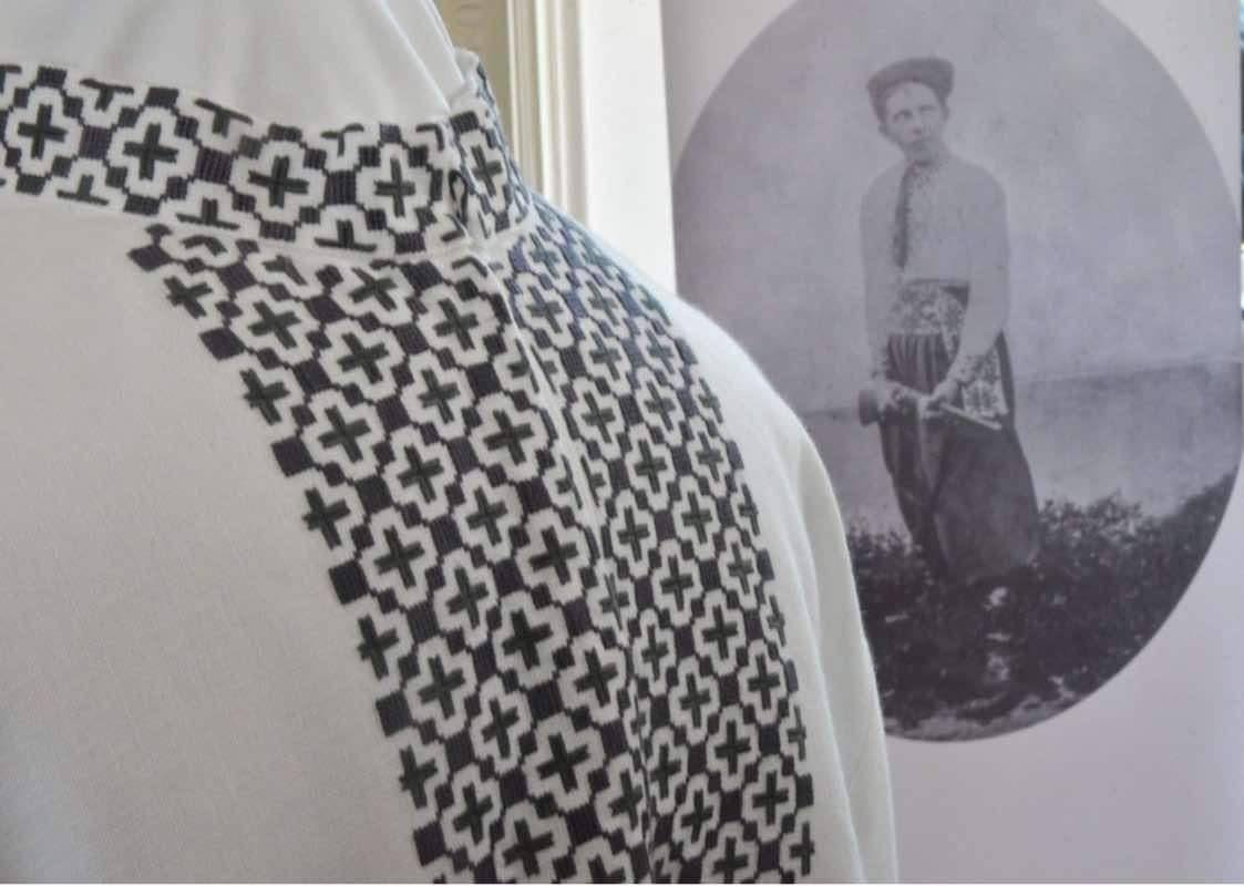 Епіфаній провів службу в сорочці з орнаментом із вишиванки Степана Бандери (фото)