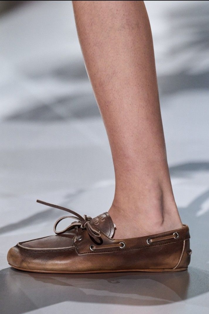 Мюлі та молочні відтінки: стилістка назвала головні взуттєві тренди весни 2025