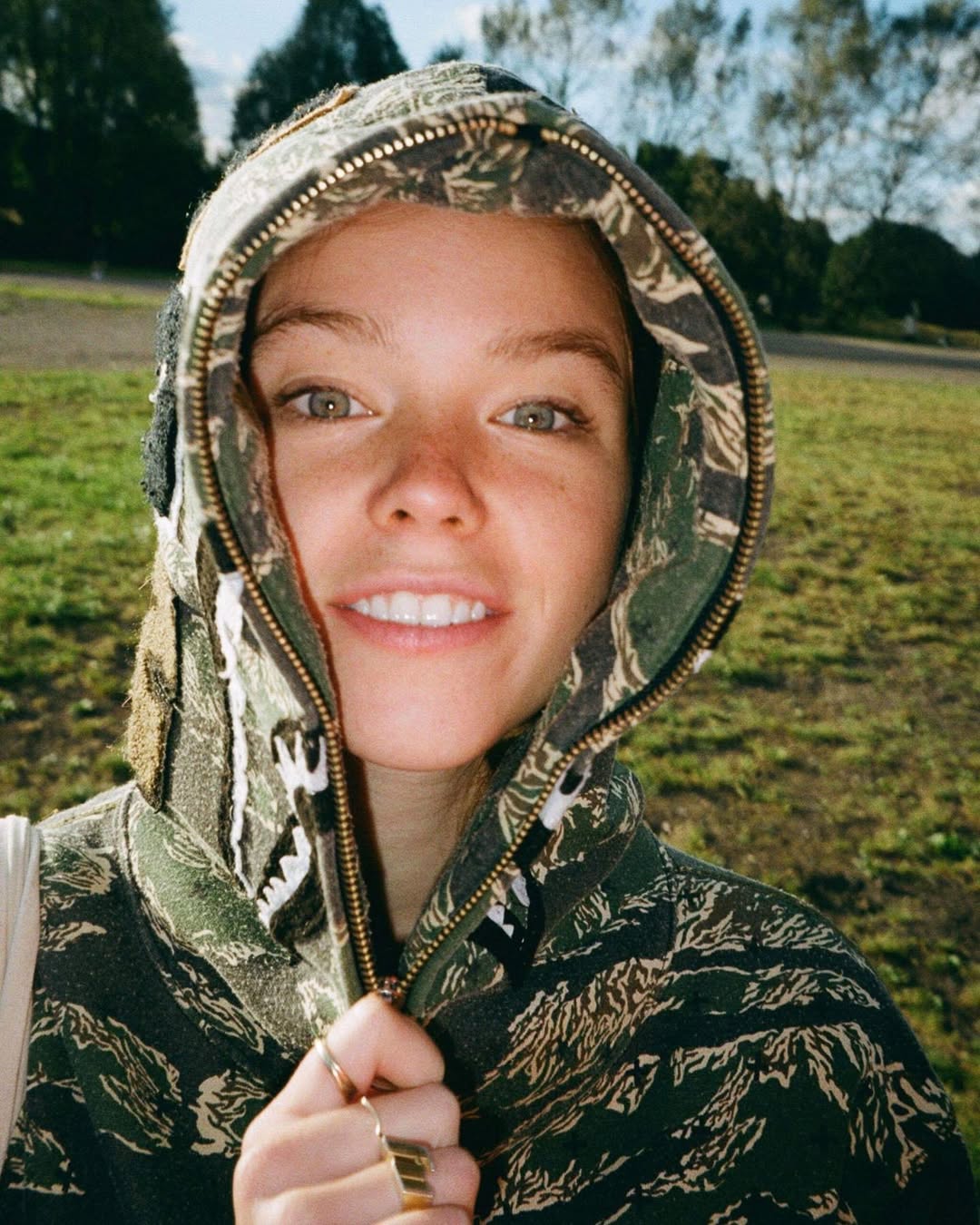 Как в реальной жизни выглядит актриса, сыгравшая Рейниру Таргариен в сериале "Дом Дракона"