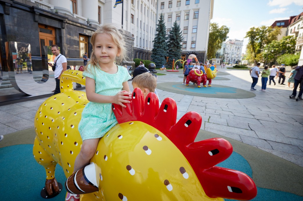 По мотивам известной художницы: возле ОП открыли современную арт-площадку с причудливыми фигурами (фото)