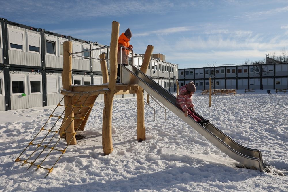 Як живуть переселенці у "зимовому" містечку у Львові (відео і фото)