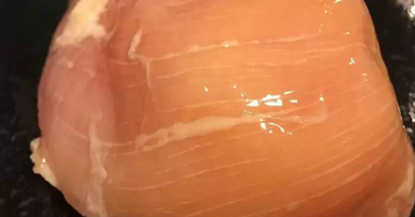 Що вказує на погану якість курячого філе: названо одну ознаку