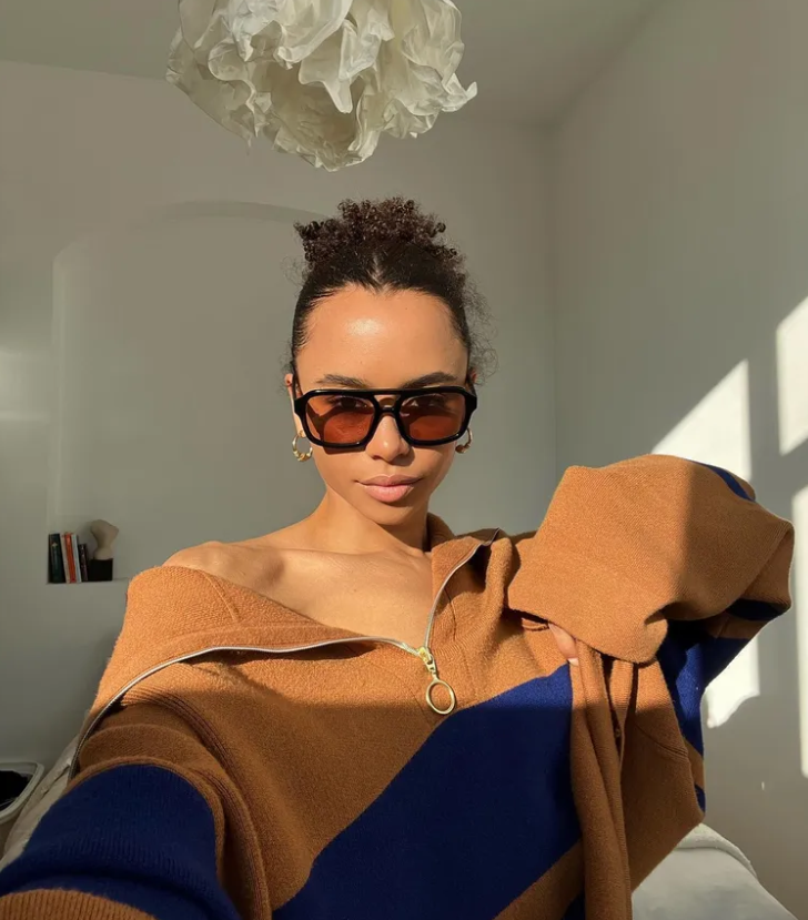 Расклешенные рукава, воротник и молния: как выглядят трендовые модели свитеров на зиму